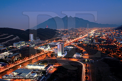 La ciudad de Monterrey, N.L., añade a su actividad industrial la corporativa de oficinas