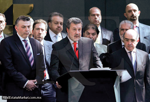 El Director Ejecutivo/ André El-Mann, El Presidente Ejecutivo de Grupo Financiero Santander México<br />Marco Martinez y el Presidente de la BMV, Luis Tellez, durante la ceremonia de la colocación de certificados Bursátiles de Fibra Uno