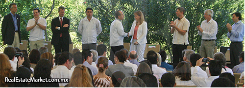 Al centro, Félix Arturo Gonzáles, Gobernador de Q. Roo; Felipe Calderón Hinojosa, Presidente de la República; Mtra. Gloria Guevara, Secretaría de Turismo.