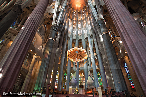 El atrio principal fue sede para Benedicto XVI oficiaria la misa para consagrar el Templo como obra maestra en  2010