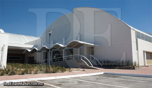 Entrada al gimnasio del Centro Deportivo Ciudad Jardin Bicentenario.