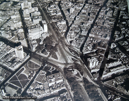 Av. de los Insurgentes y Reforma, en cuya intersección fue colocado a Cuauhtemóc en 1949