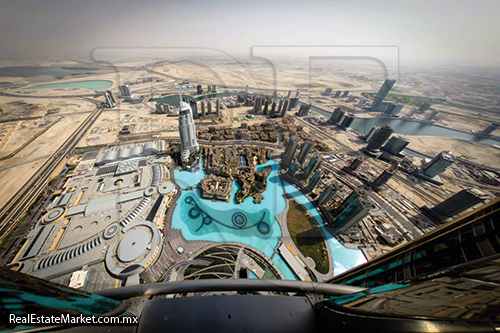 Vista aerea del Dubai Mall y la fuente más grande del mundo