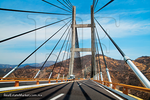 Puente Mezcala, cruza el rio Balsas en el municipio de Cuilapan, Guerrero