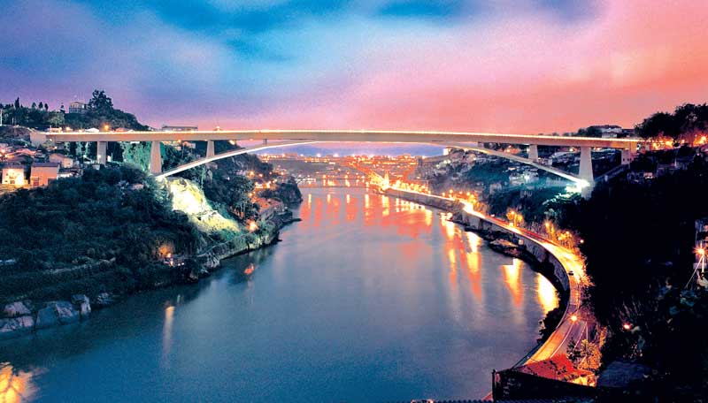 Puente Infante Don Enrique en Oporto, Portugal.