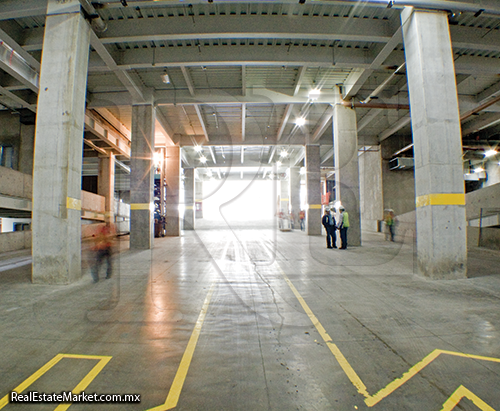 Estacionamiento y trabajadores en plena obra