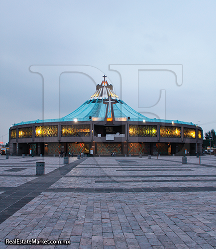 La nueva Basílica de Guadalupe vista desde la Plaza Mariana