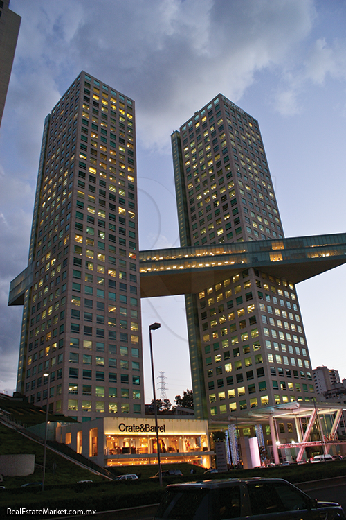 Hasta el 2007, Arcos Bosques albergaba la torre más alta de la ciudad de México