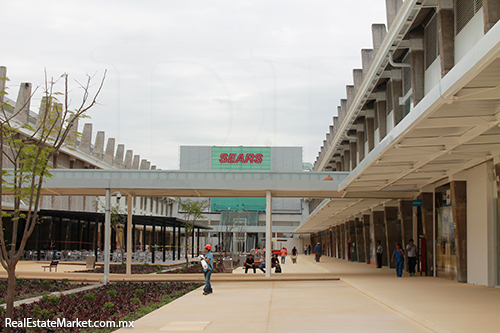 Aprovechamiento de las instalaciones originales de la fábrica para crear espacios comerciales abiertos y cerrados.