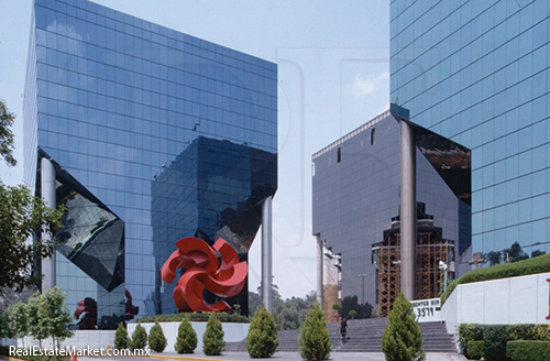 Parque Esmeralda cuenta con tres torres independientes que alberga un espacio comercial