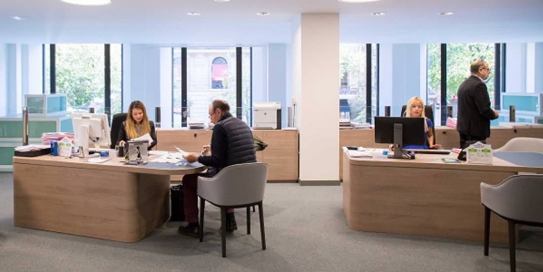 Deutsche Bank prohíbe trabajar desde casa viernes y lunes
