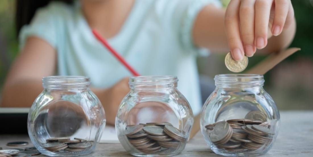 Cómo enseñar a tus hijos a ahorrar y administrar su dinero desde pequeños
