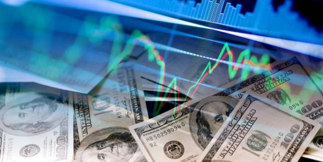 Fortaleza del dólar y tensiones globales presionan al peso mexicano