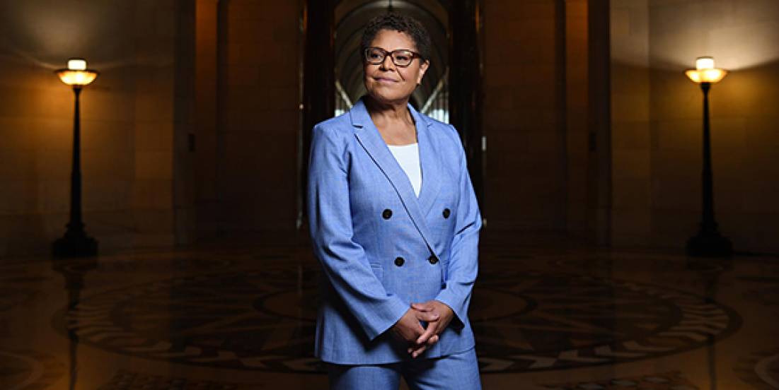 LA dice adiós al carbón y avanza hacia energía 100% limpia para 2035