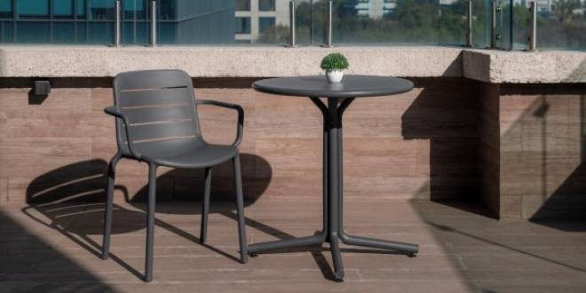 Cómo el mobiliario conecta interior y exterior en la arquitectura actual