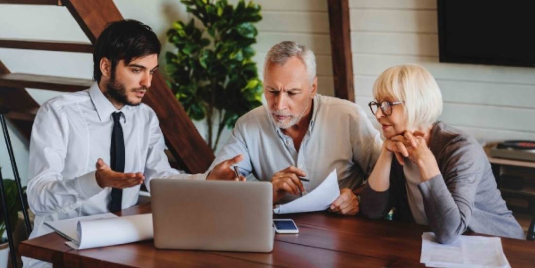 Fraudes inmobiliarios afectan más a adultos mayores: protege tu patrimonio